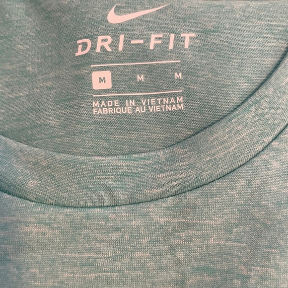 Brand new Nike dri fit long-sleeve shirt size medium - Picture 2 of 3
